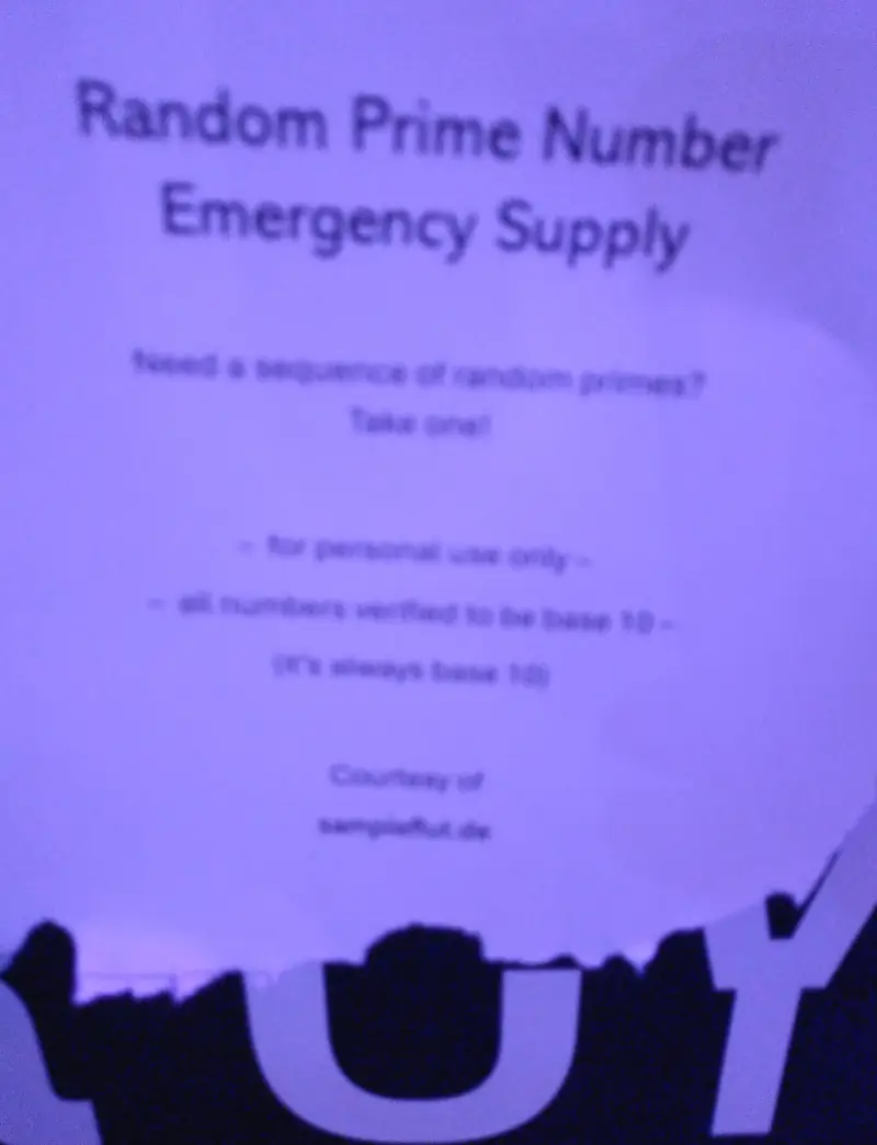Ein ähnlicher Papieraushang mit der Aufschrift „Random Prime Number Emergency Supply“. Der rest ist zu unscharf, um ihn zu lesen, aber alle Abreißzettel sind auch schon abgerissen.