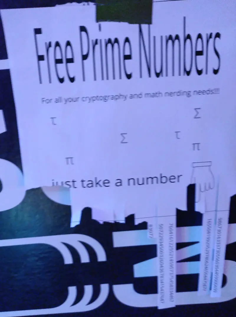 Ein Papieraushang: „Free Prime Numbers – For all your cryptography and math nerding needs!!!“. Darunter ein paar griechische Buchstaben: π, τ und Σ. Darunter sind Abreißzettel mit aufgedruckten Zahlen.