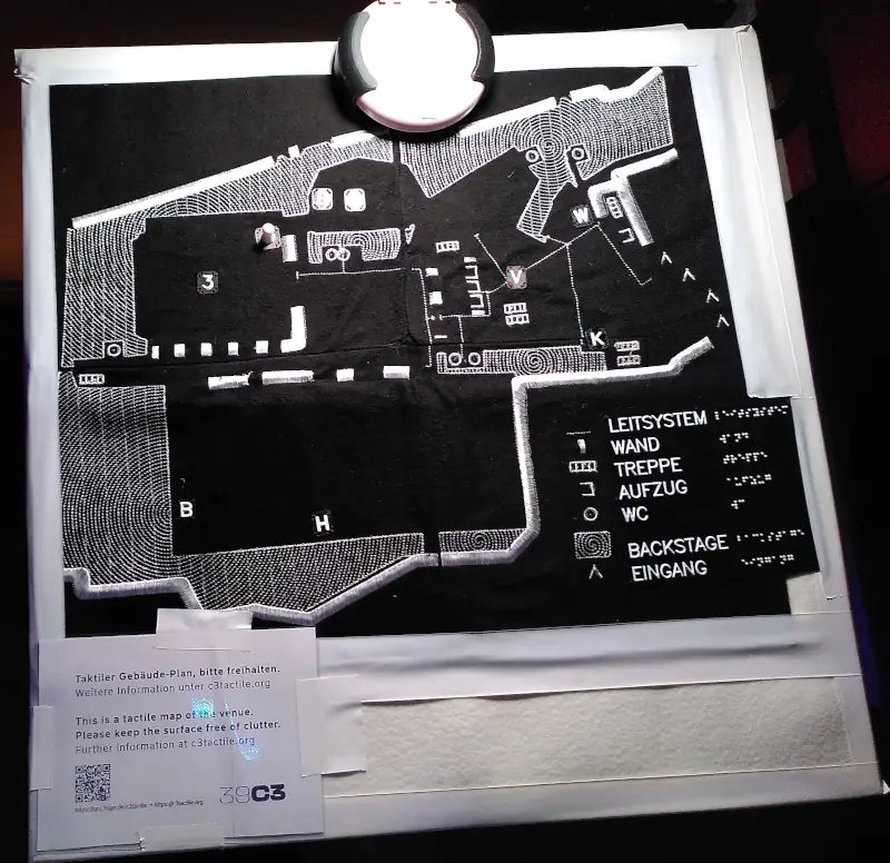 Eine gestickte Gebäudekarte. Unterschiedliche Bereiche sind unterschiedlich schraffiert oder überhaupt nicht bestickt.