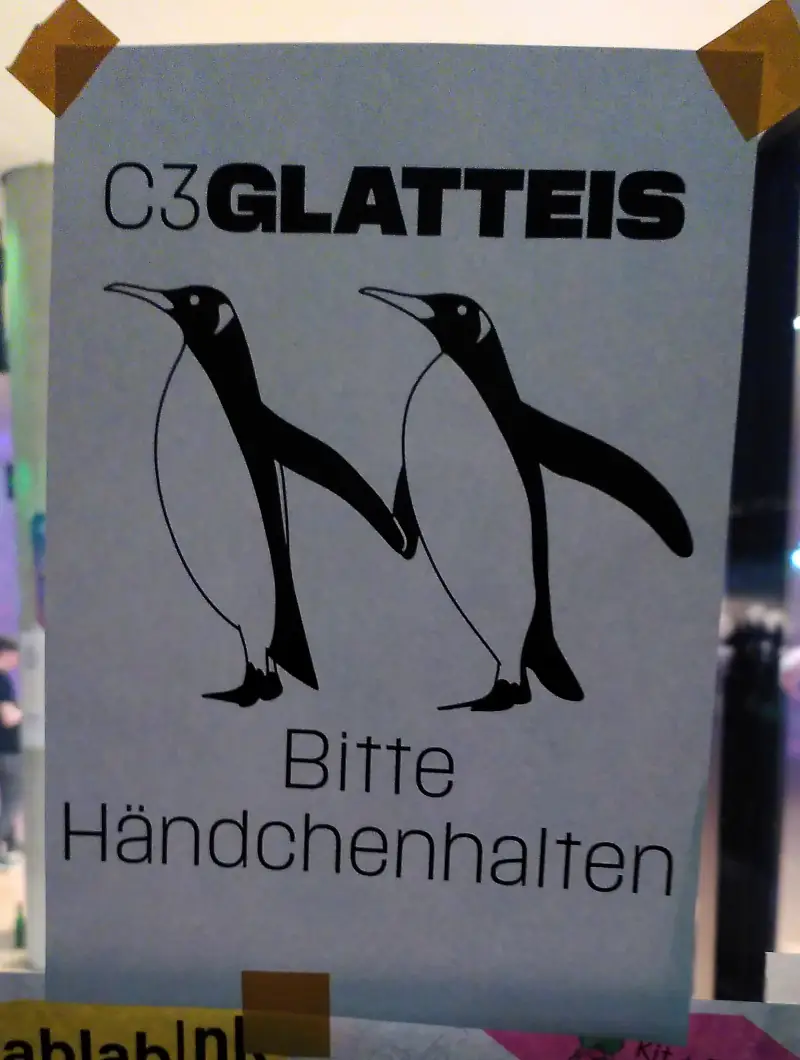 Ein Aushang mit der Überschrift „C3GLATTEIS“. Darunter zwei Pinguine, die sich an den Flossen/Flügeln halten, mit dem Satz „Bitte Händchenhalten“