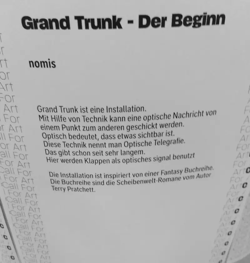 Grand Trunk – Der Beginn | nomis | Grand Trunk ist eine Installation. Mit Hilfe von Technik kann eine optische Nachricht vo einem Punkt zum anderen Geschickt werden. Optisch bedeutet, dass etwas sichtbar ist. Diese Technik nennt man Optische Telegrafie. Das gibt es schon seit sehr langem. Hier werden Klappen als optisches Signal benutzt Die Installation ist inspiriert von einer Fantasy Buchreihe[sic]. Die Buchreihe sind die Scheibenwelt-Romane vom Autor Terry Pratchett.