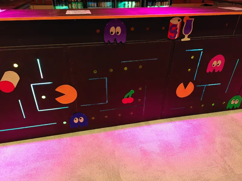 Ein Bartresen. Auf der Vorderseite ist ein Pacman-Labyrinth abgebildet.