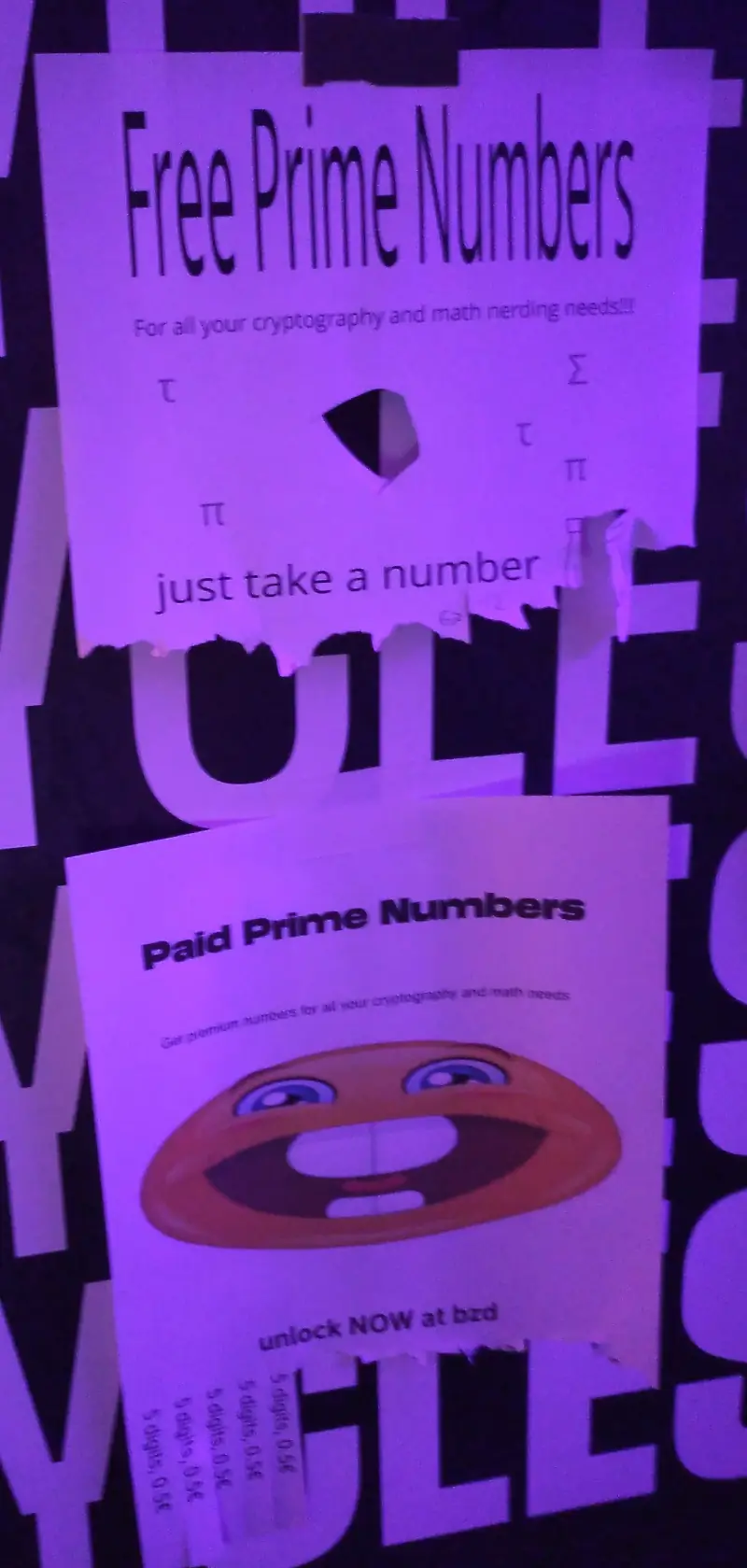 Zwei Papieraushänge übereinander. Zunächst der gleiche wie oben, aber alle Primzahlen sind schon abgerissen. Darunter: „Paid Prime Numbers – Got premium numbers for all your cryptography and math needs“, mit einem hämisch grinsenden Smiley und mehreren Abreißzetteln mit der Aufschrift „5 digits, 0.5€“
