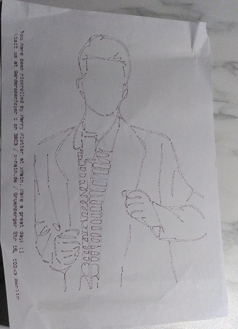 Eine Plotterzeichnung von Rick Astley. An der Seite steht: „You have been rickrolled by Harry Plotter