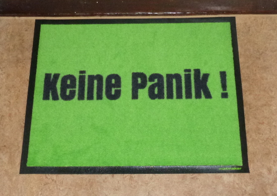 Eine Fußmatte mit der Aufschrift „KEINE PANIK“