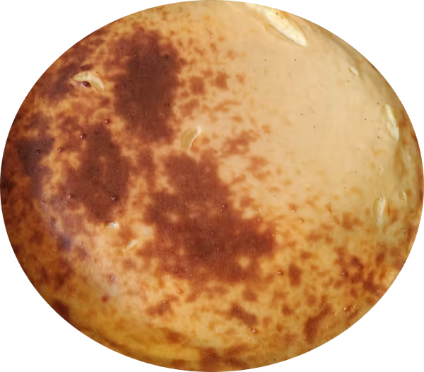 Ein ellipsenförmiger Ausschnitt des Käsekuchens von oben. Der Rahmen ist nicht mehr zu sehen, nur noch der Käsekuchen