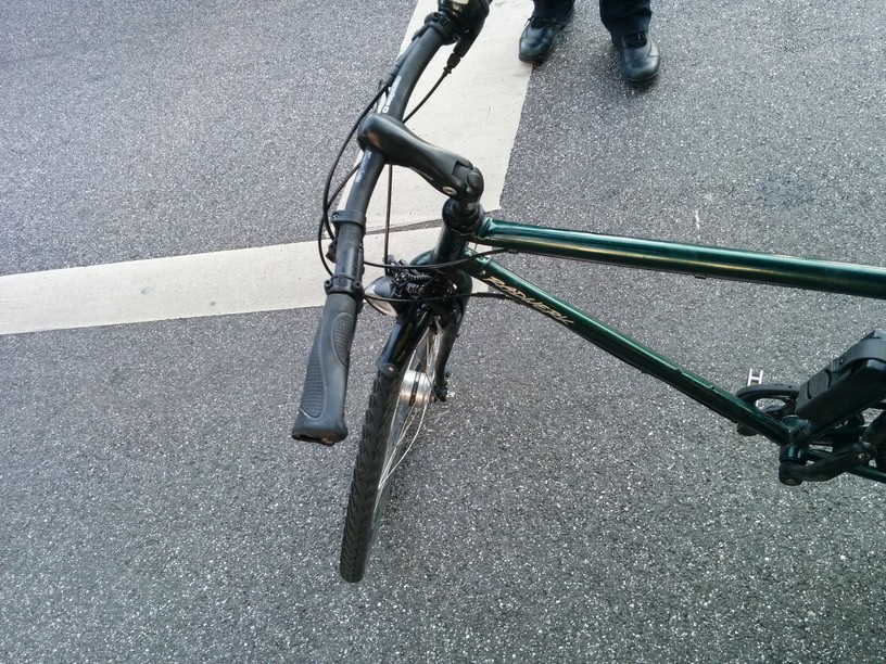 Fahrrad das so verbogen ist, dass der Lenker parallel zum Vorderrad steht