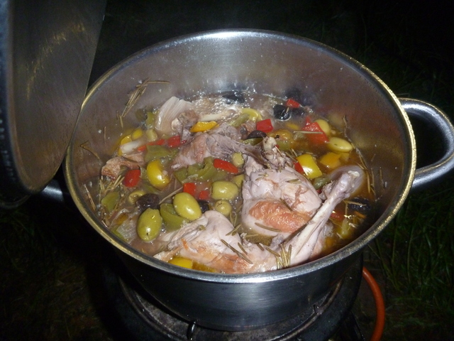 Ähnliches Bild wie das vorherige Bild, aber jetzt schwimmen auch Oliven darin und das Fleisch ist deutlicher sichtbar.