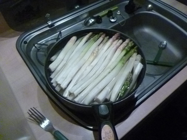 Spargel in einem Topf auf einem Gaskocher