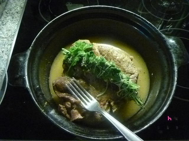 angebratenes Fleisch mit bouquet garni und Brühe in einem Bräter