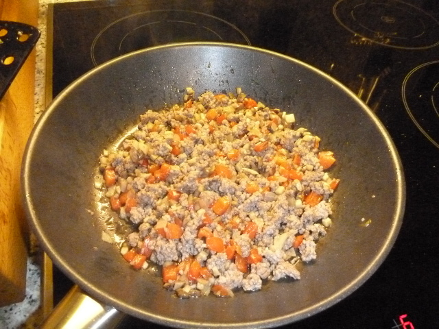 Hackfleisch mit Gemüse in der Pfanne