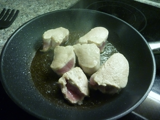 Geschnittenes Schweinefilet in einer Pfanne