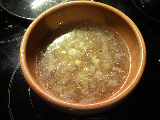 Zwiebelsuppe in einem Schälchen