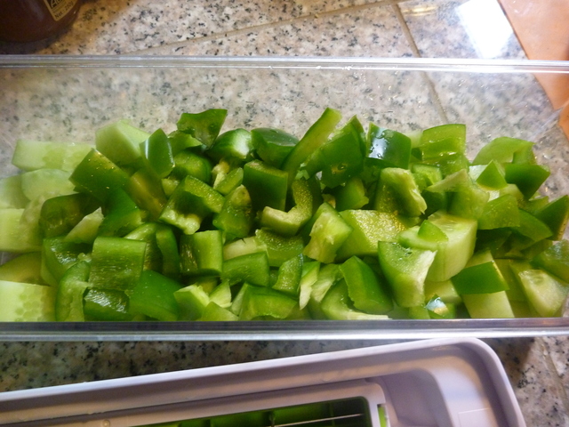 Stücke grüner Paprika und Gurke in einem Plastikbehälter