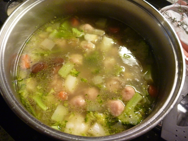 Markklöschen mit Suppe in einem Topf auf dem Herd