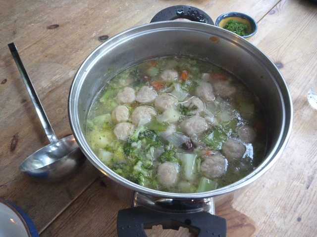 Suppe in einem Topf auf dem Tisch