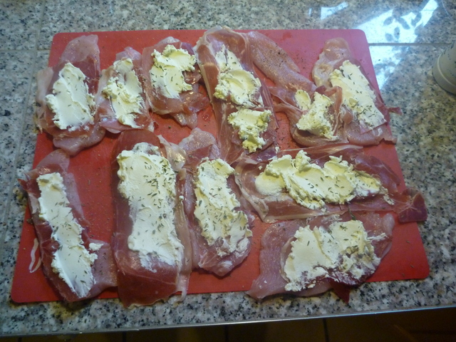 Putenschnitzel mit Schinken belegt und mit Frischkäse bestrichen