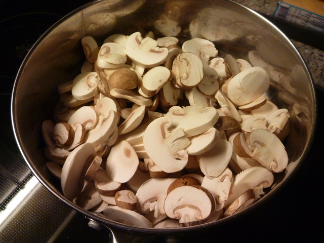 geschnittene Champignons in einem Topf