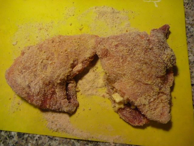 Zusammengeklapptes Schnitzel mit Paniermehl