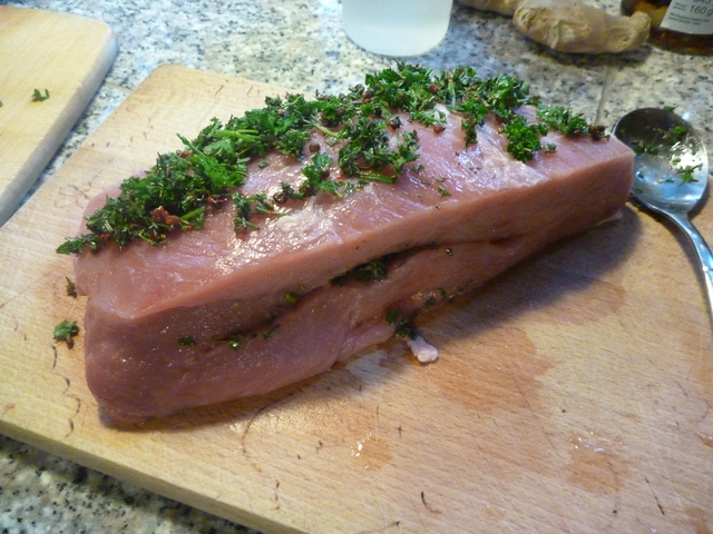 Bild von Fleisch gefüllt mit Kräutern