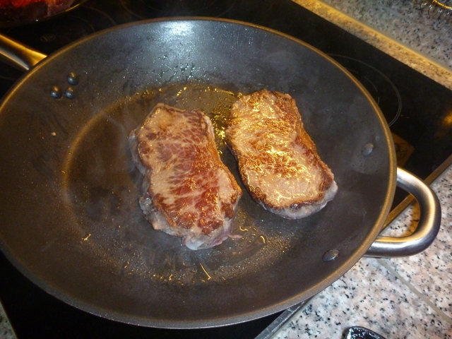 Bild von zwei Steaks in einer Pfanne