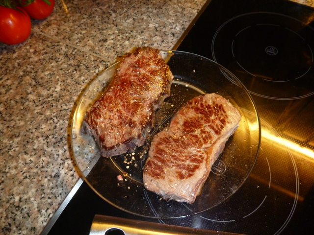 Bild von angebratenen Steaks, auf denen gut sichtbar Pfeffer ist.