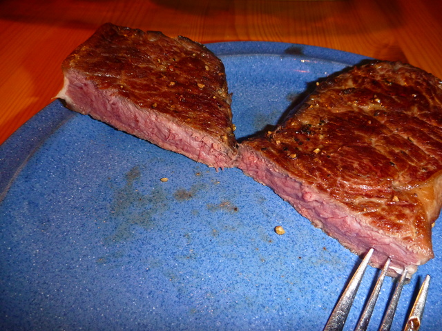 Bild von einem Steak im Querschnitt. Das Steak ist innen rosig.