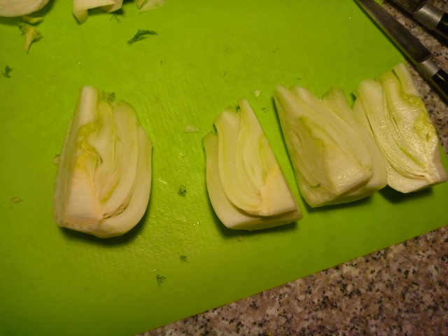 geviertelter Fenchel auf einem Schneidebrett