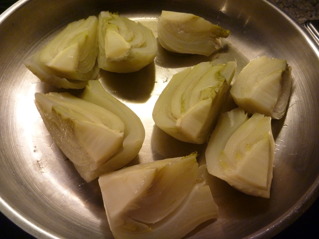 geviertelter Fenchel in einer Pfanne