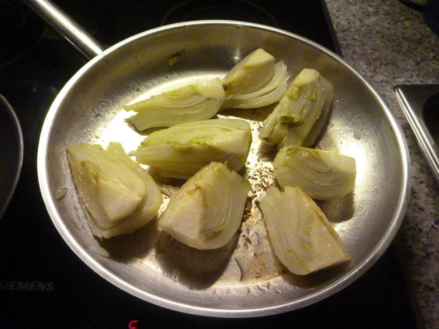 bratender Fenchel in einer Pfanne