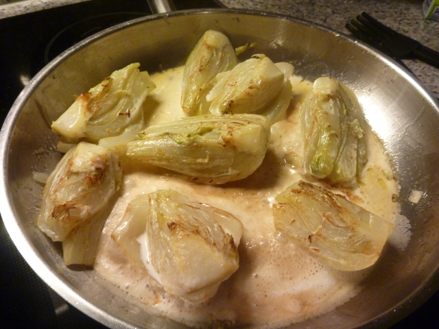 angebratener Fenchel in einer Pfanne mit Sahne übergossen