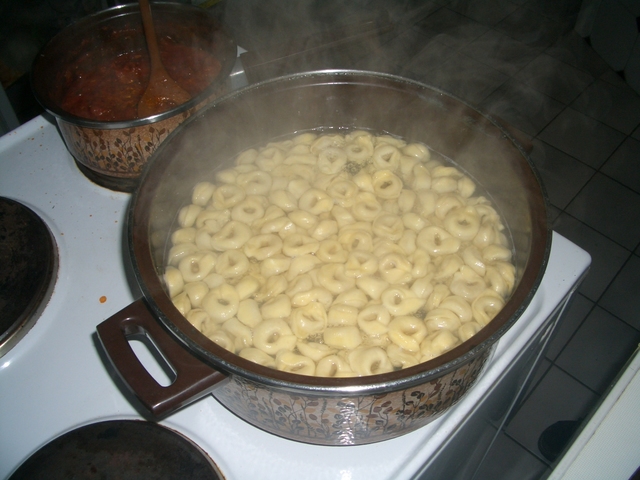 Bild von Tortellini in einem Topf