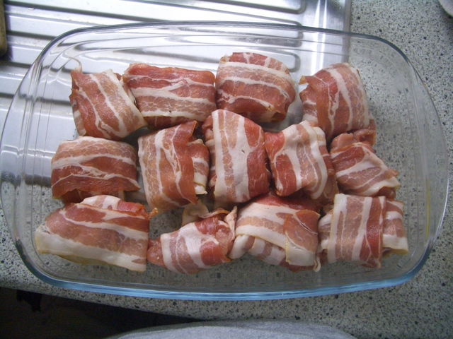 Bild von ein Bacon eingewickelten Schweinefiletstücken in einer Auflaufform