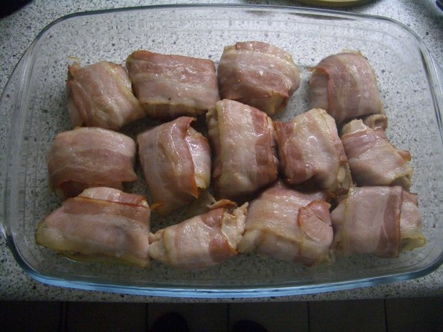 Bild von angegartem Bacon um Schweinefilets gewickelt