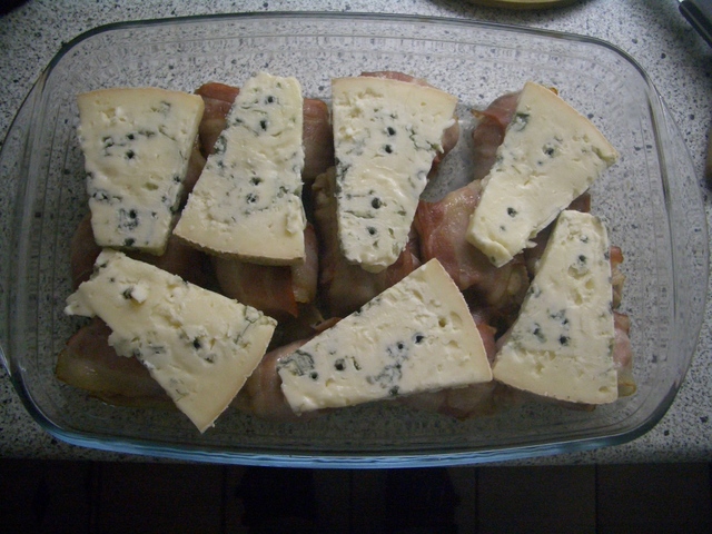 Bild von Gorgonzola auf Schweinefilet in einer Auflaufform