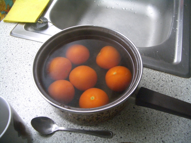 Bild von Tomaten in einer Schüssel mit heißem Wasser