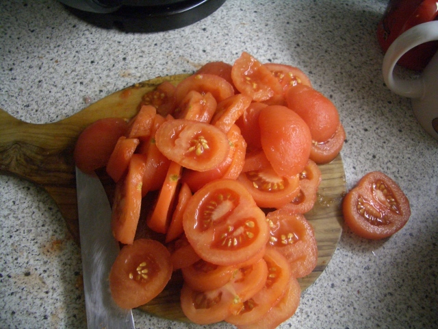 Bild von geschälten und geschnittenen Tomaten