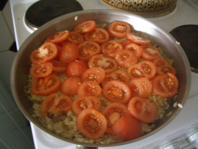 Bild von Tomatenscheiben und Thymian auf dem Reis