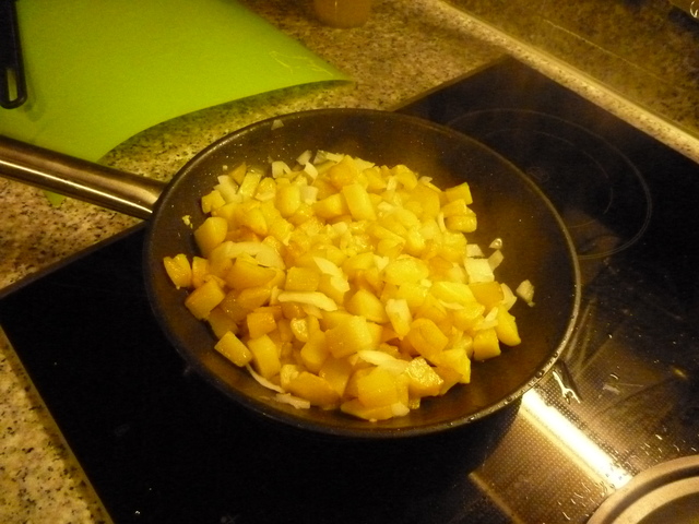 Zwiebeln, Knoblauch und Kartoffeln in einer Pfanne