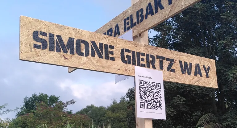 Ein Straßenschild aus Spanholz mit der Aufschrift „Simone Giertz Way“